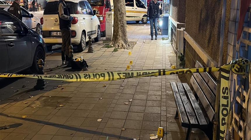 Kaldırımda yürürken motosiktetten açılan ateşle yaralandı