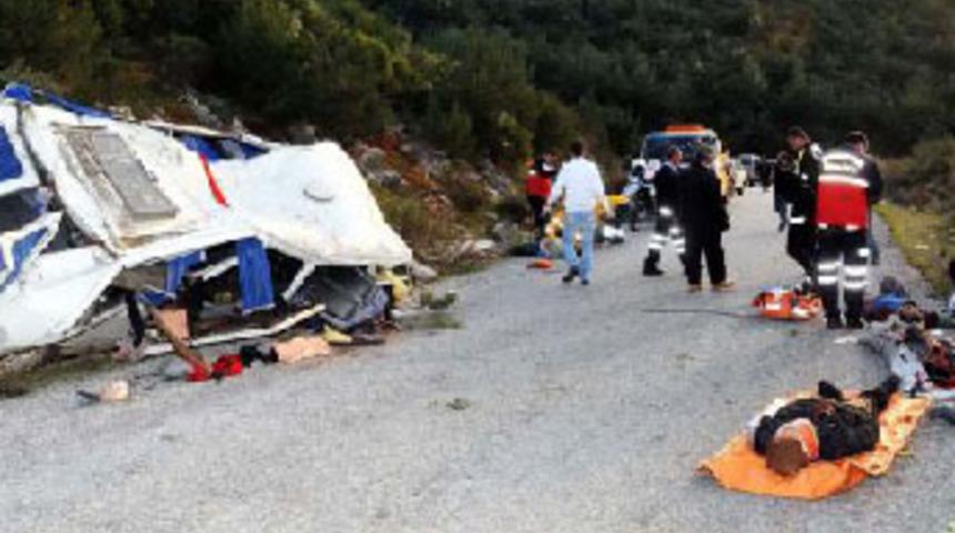 İş&ccedil;i minib&uuml;s&uuml; u&ccedil;uruma yuvarlandı