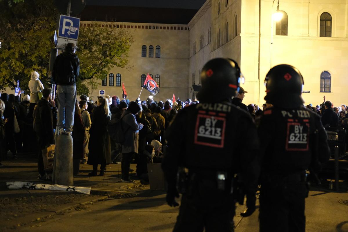 Almanya da gençler sosyal harcamalardaki kesintileri ve zorunlu askerlik düzenlemesini protesto etti 11