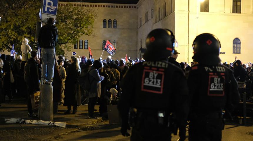 Almanya'da gençler sosyal harcamalardaki kesintileri ve zorunlu askerlik düzenlemesini protesto etti