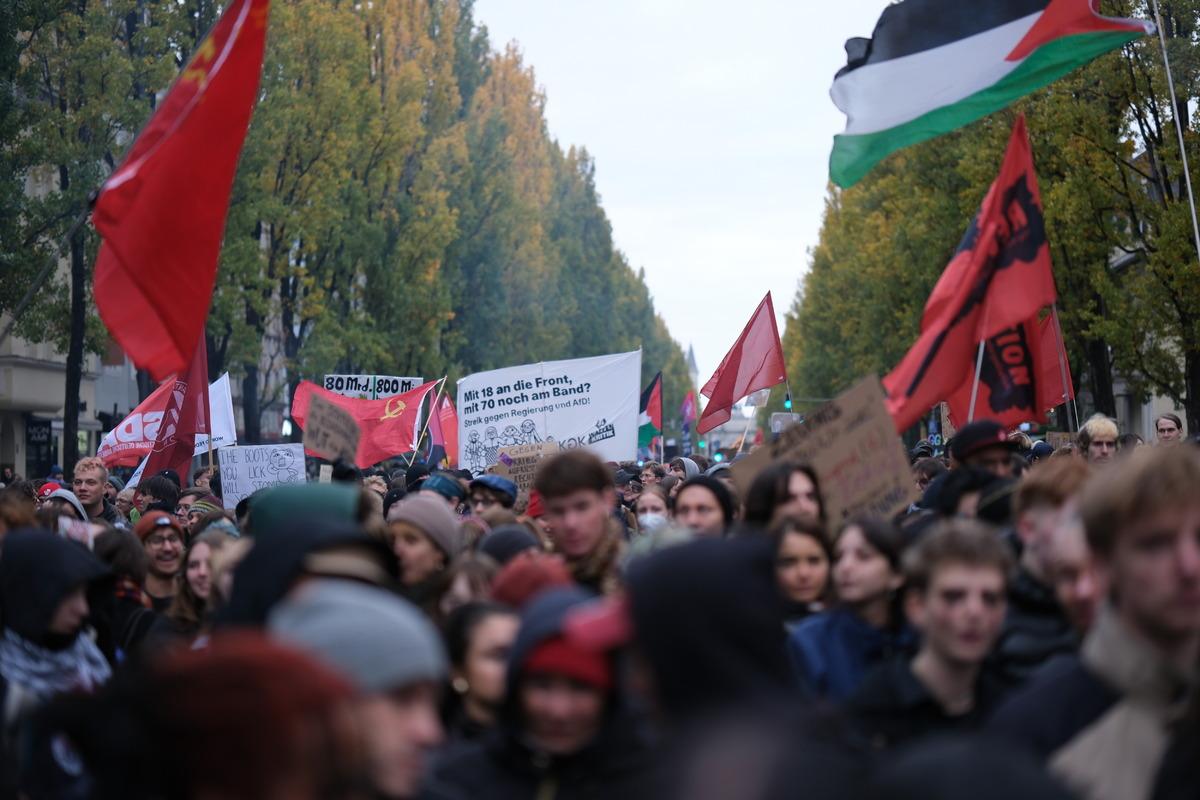 Almanya da gençler sosyal harcamalardaki kesintileri ve zorunlu askerlik düzenlemesini protesto etti 2
