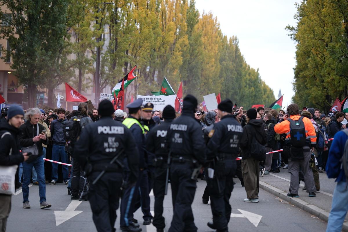 Almanya da gençler sosyal harcamalardaki kesintileri ve zorunlu askerlik düzenlemesini protesto etti 4