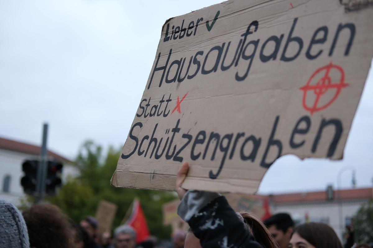 Almanya da gençler sosyal harcamalardaki kesintileri ve zorunlu askerlik düzenlemesini protesto etti 3