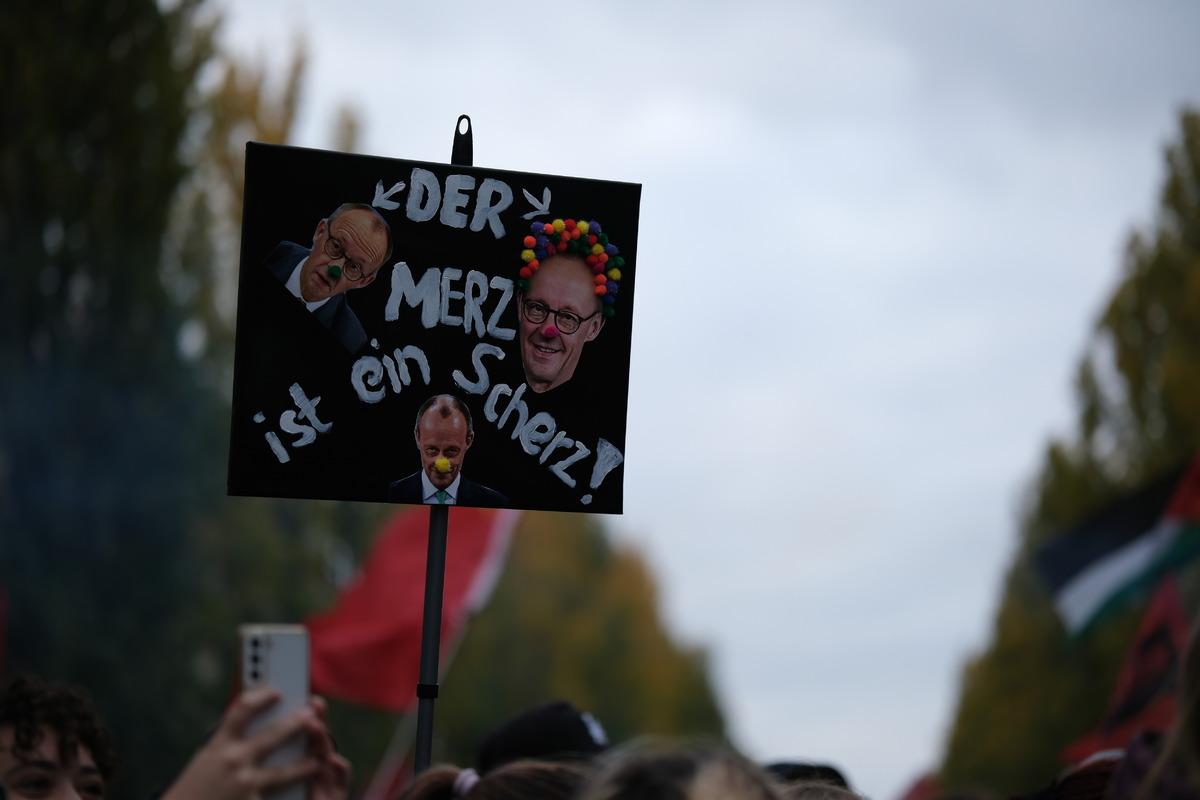 Almanya da gençler sosyal harcamalardaki kesintileri ve zorunlu askerlik düzenlemesini protesto etti 7