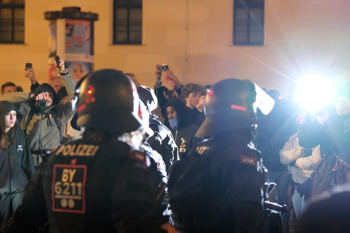 Almanya da gençler sosyal harcamalardaki kesintileri ve zorunlu askerlik düzenlemesini protesto etti 8