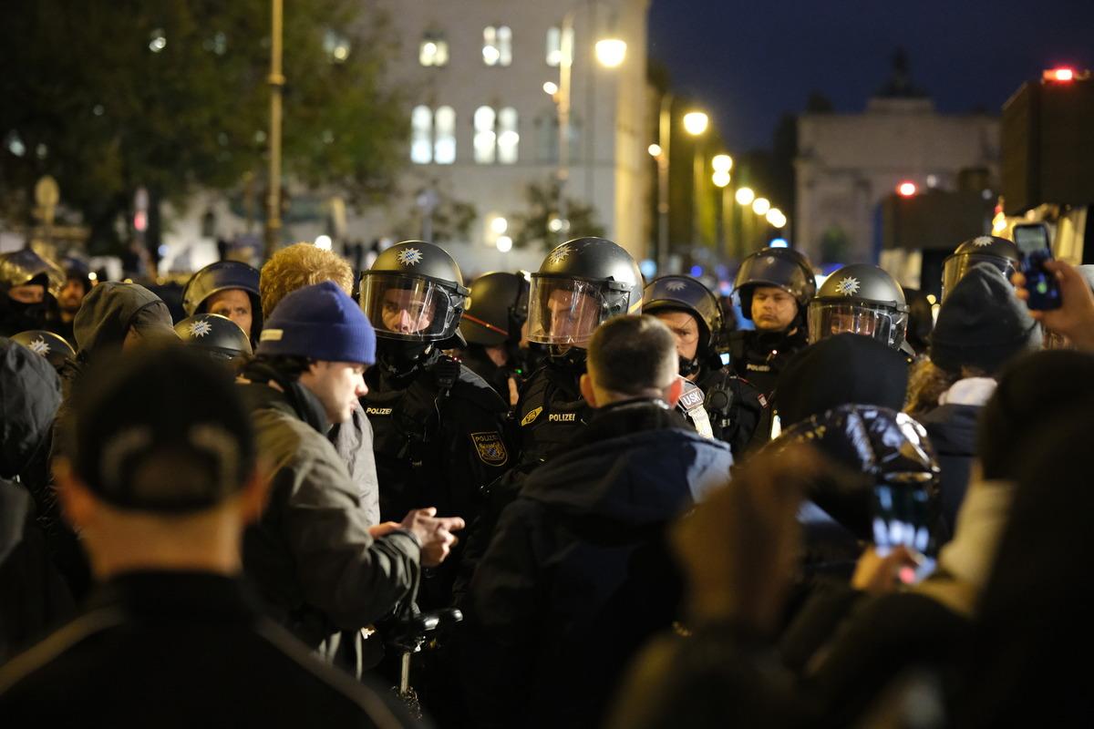 Almanya da gençler sosyal harcamalardaki kesintileri ve zorunlu askerlik düzenlemesini protesto etti 9