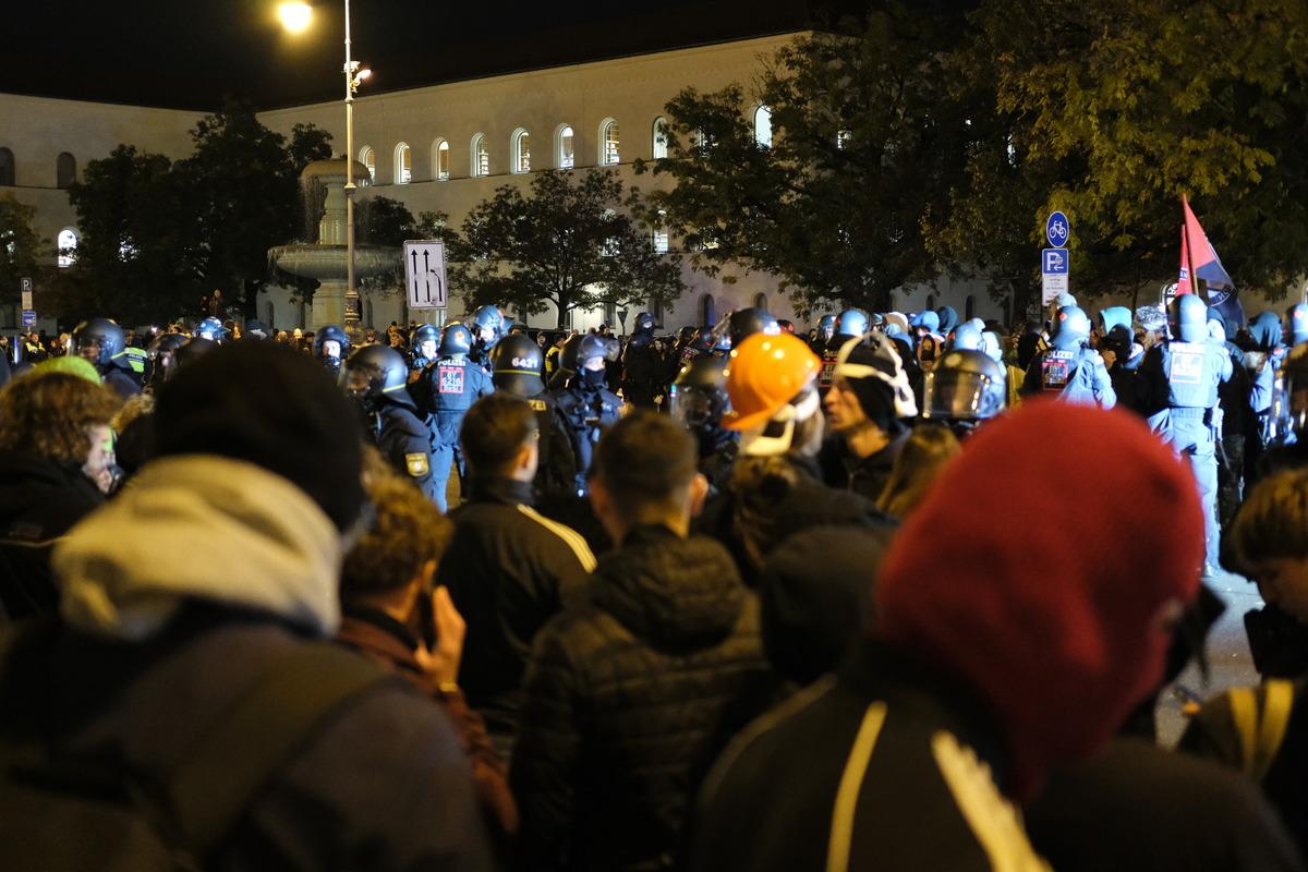 Almanya da gençler sosyal harcamalardaki kesintileri ve zorunlu askerlik düzenlemesini protesto etti 10