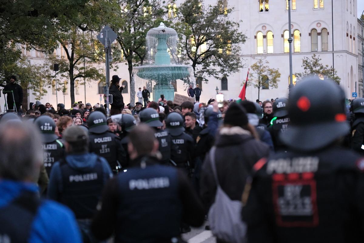 Almanya da gençler sosyal harcamalardaki kesintileri ve zorunlu askerlik düzenlemesini protesto etti 15