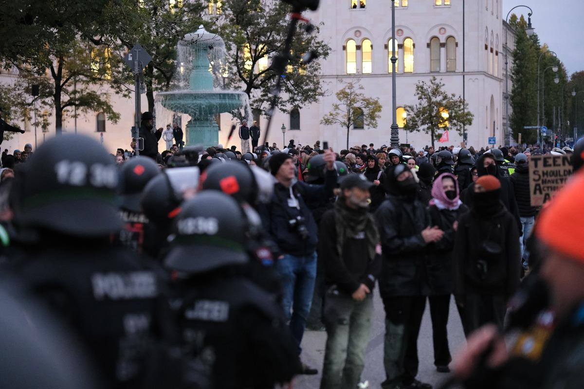 Almanya da gençler sosyal harcamalardaki kesintileri ve zorunlu askerlik düzenlemesini protesto etti 17