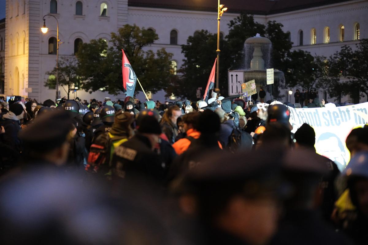 Almanya da gençler sosyal harcamalardaki kesintileri ve zorunlu askerlik düzenlemesini protesto etti 18
