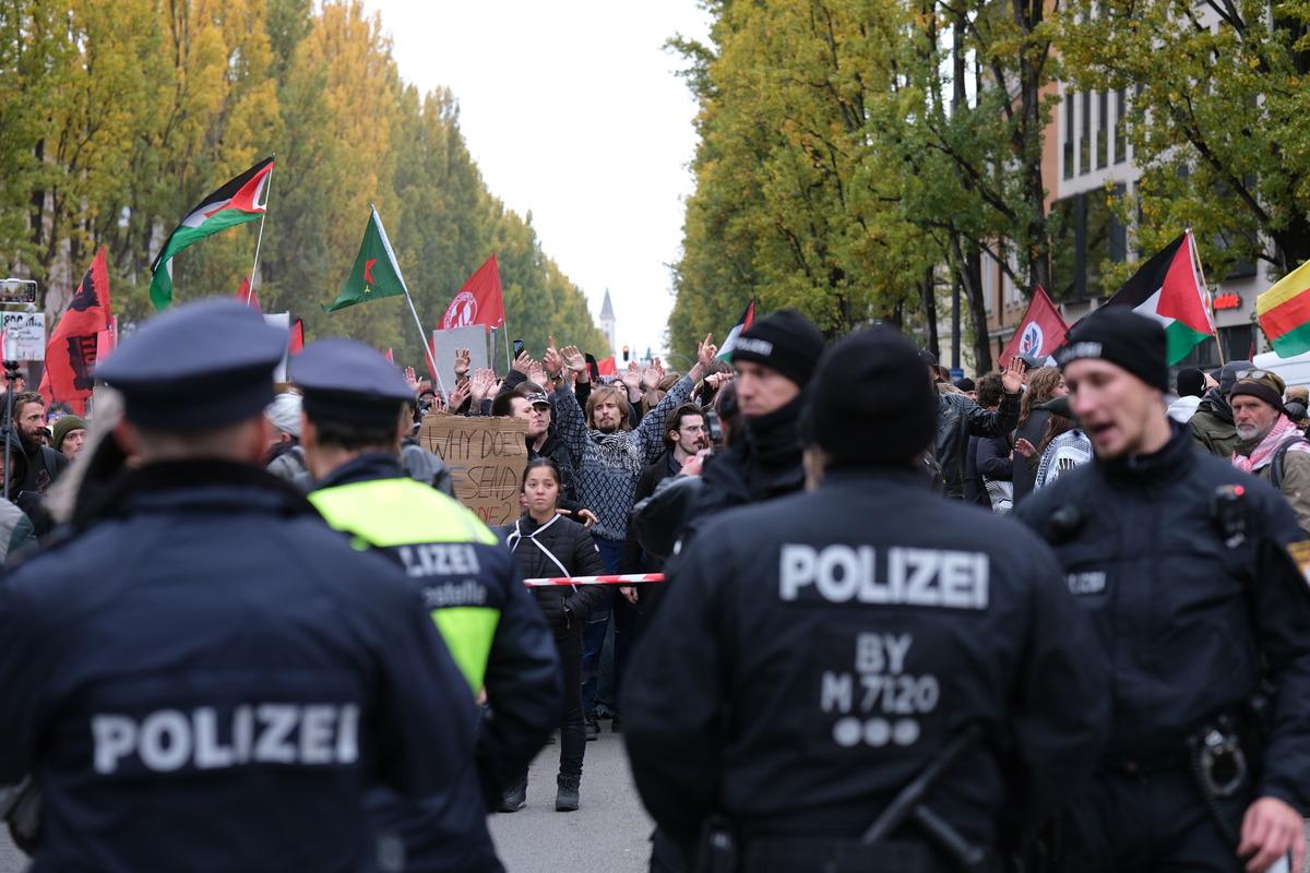 Almanya da gençler sosyal harcamalardaki kesintileri ve zorunlu askerlik düzenlemesini protesto etti 6
