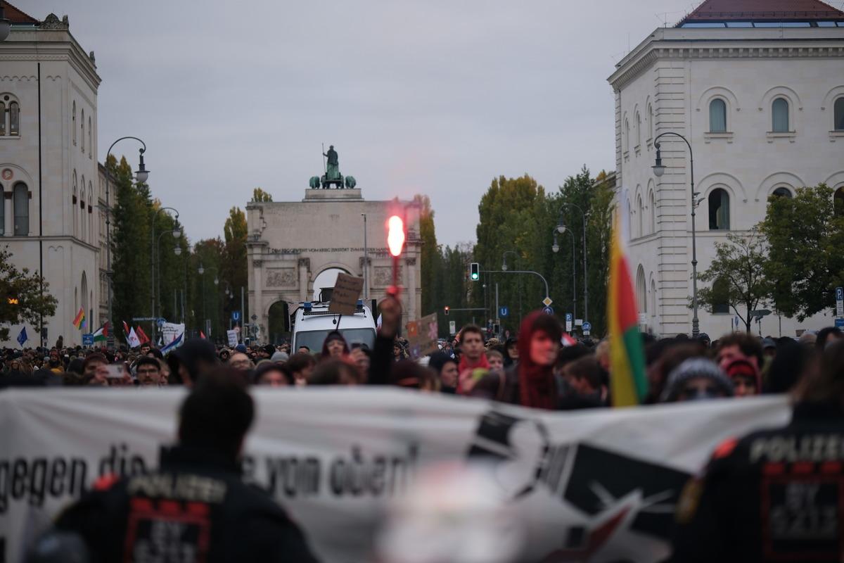 Almanya da gençler sosyal harcamalardaki kesintileri ve zorunlu askerlik düzenlemesini protesto etti 19