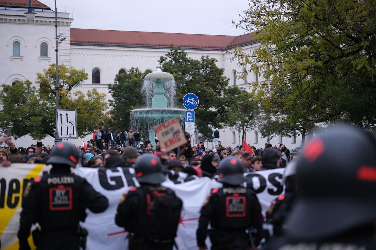 Almanya da gençler sosyal harcamalardaki kesintileri ve zorunlu askerlik düzenlemesini protesto etti 20