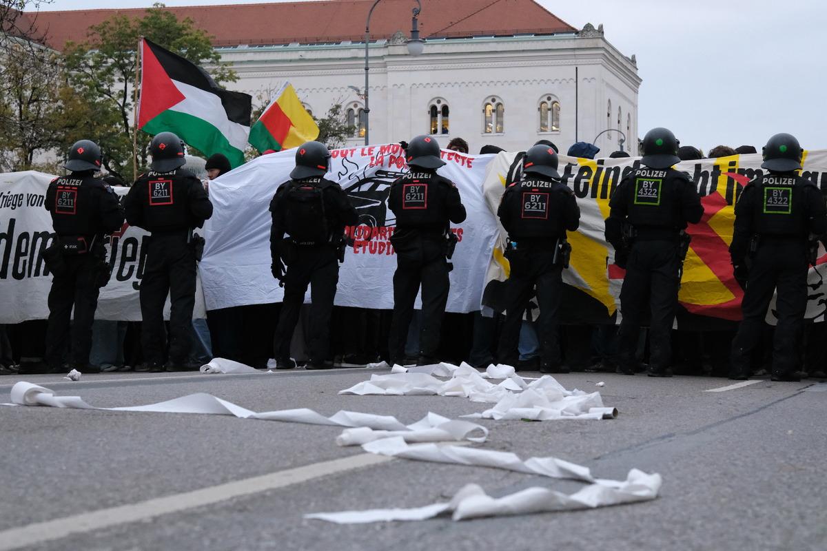 Almanya da gençler sosyal harcamalardaki kesintileri ve zorunlu askerlik düzenlemesini protesto etti 22