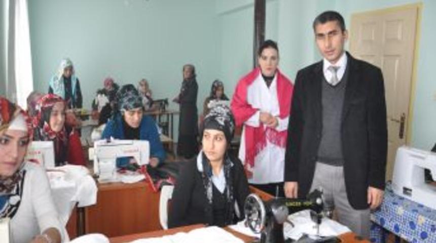 Kursiyer gen&ccedil; kızların el becerileri b&uuml;y&uuml;k beğeni topluyor