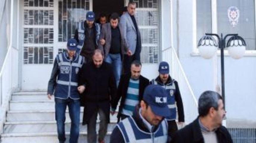 Fesat karıştırma iddiasıyla mahkemeye &ccedil;ıkarılan 13 kişiden 7'si tutuklandı