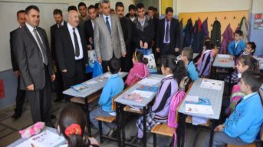 &Uuml;niversite &ouml;ğrencileri, ilk&ouml;ğretim okuluna kitap bağışında bulundu