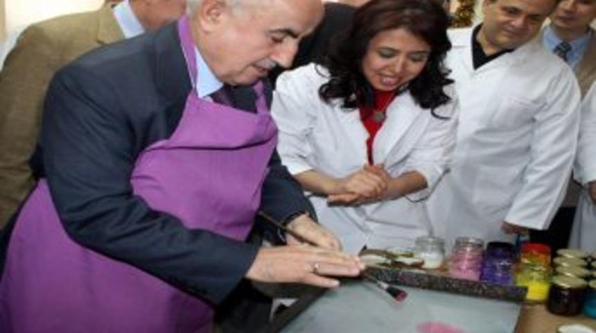 Vali Şahin'in ebru merakı