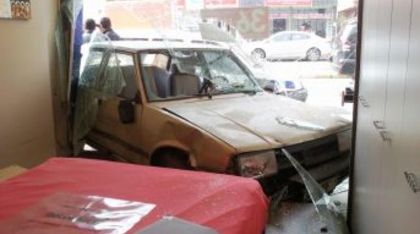 Kontrol&uuml;n&uuml; kaybeden otomobil mobilya mağazasına girdi