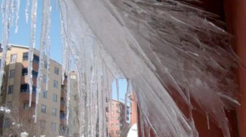 Damlaya damlaya buz oldu