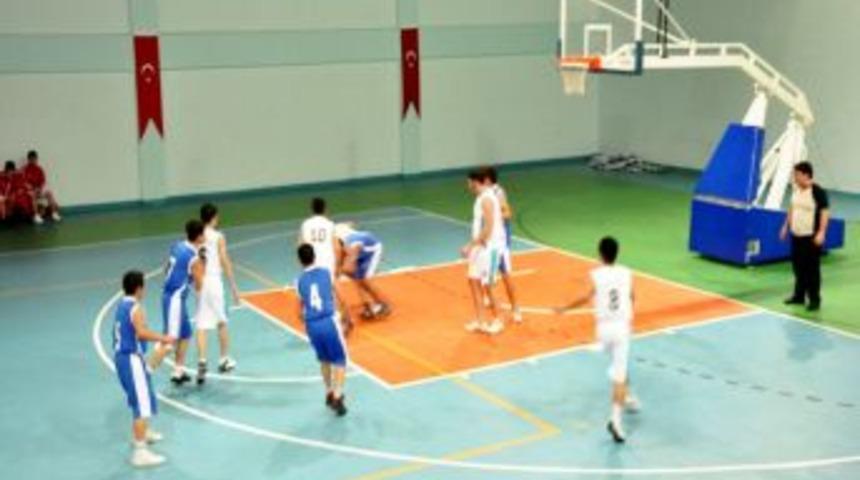 Gen&ccedil;lerin sportif faaliyetlere y&ouml;nlendirildiği Tatvan'da su&ccedil; oranları d&uuml;şt&uuml;