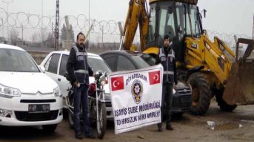 Diyarbakır polisi araba hırsızlığı &ccedil;etesini &ccedil;&ouml;kertti