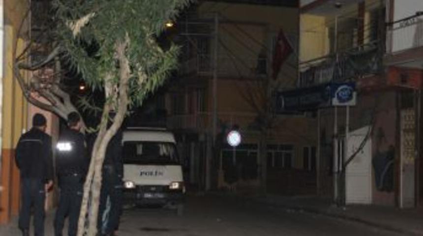 İzmir'de bı&ccedil;aklı kavga: 1 &ouml;l&uuml;, 2 yaralı