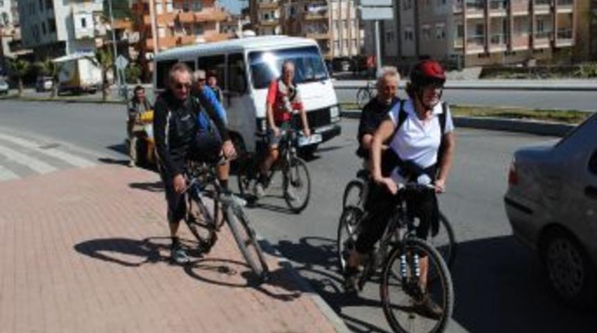 Bel&ccedil;ikalı 60 yaş &uuml;st&uuml; doktorlar, formlarını pedal &ccedil;evirerek sağlıyor