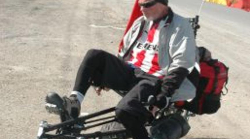 Barış i&ccedil;in bisikleti ile d&uuml;nyayı dolaşıyor