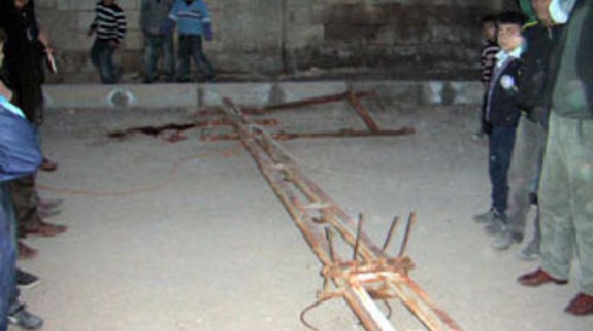 &Uuml;zerine direk d&uuml;şen k&uuml;&ccedil;&uuml;k kız &ouml;ld&uuml;