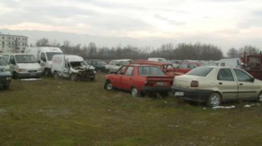 Yeddiemin parkı araba mezarlığına d&ouml;nd&uuml;