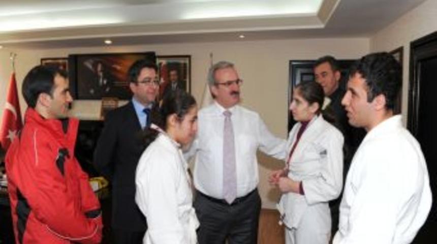 Vali Karaloğlu, g&ouml;rme engelli judoculara bilgisayar hediye etti