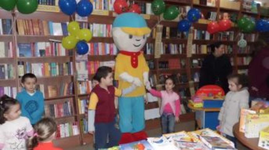 Caillou maskotu &ccedil;ocukları eğlendirdi
