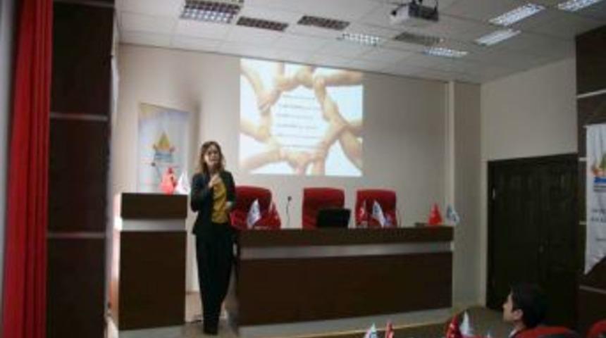 &Uuml;niversite &ouml;ğrencilerine iş arama teknikleri anlatıldı