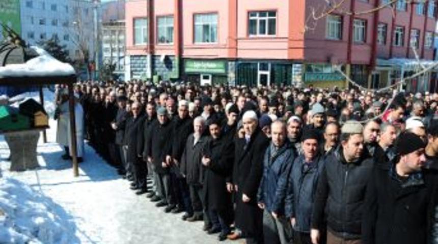 Taş&ccedil;ı, sevenlerinin elleri &uuml;st&uuml;nde son yolculuğuna uğurlandı