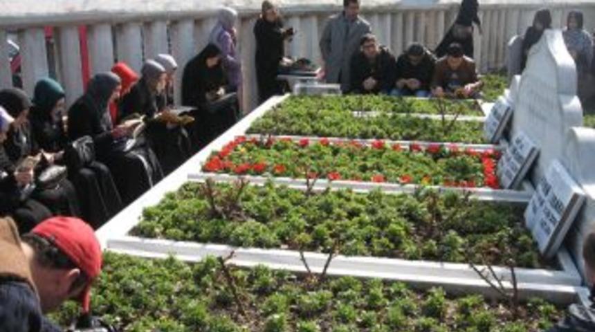 Eski Başbakan Erbakan, kabri başında anıldı