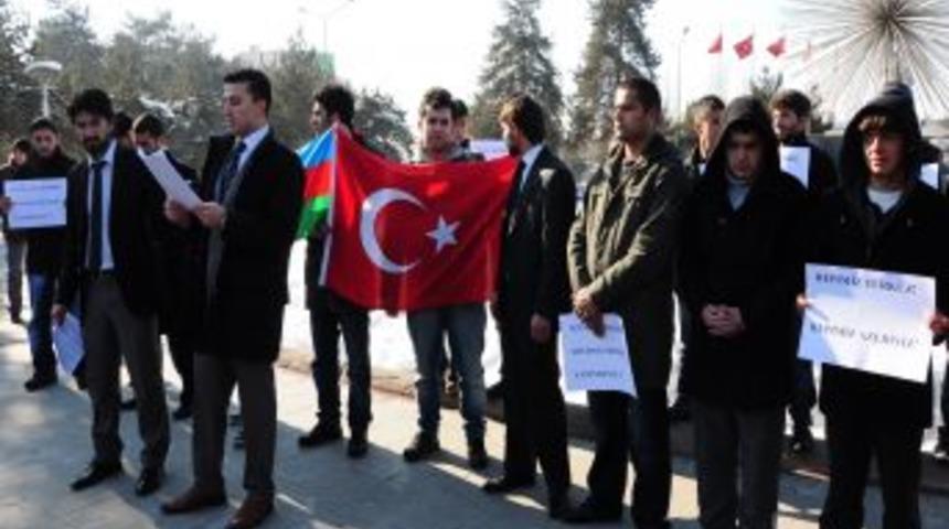 Erzurum&rsquo;da &ouml;ğrenciler, Hocalı&rsquo;da &ouml;lenleri andı