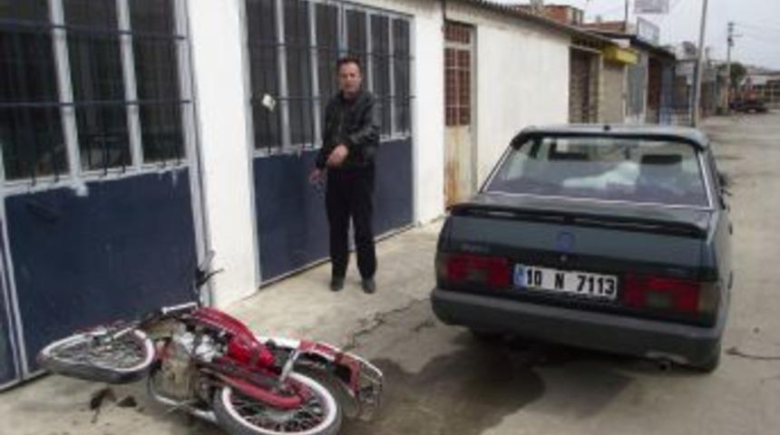 Motosiklet ile otomobil &ccedil;arpıştı