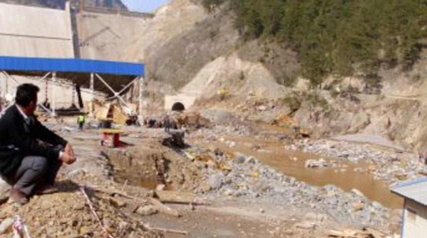 Kozan'da 8 iş&ccedil;iyi arama &ccedil;alışmaları s&uuml;r&uuml;yor