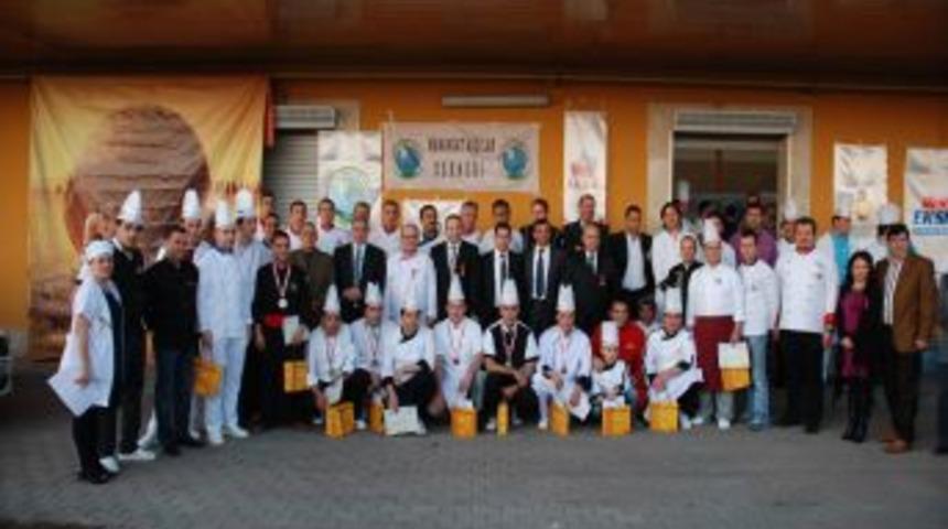 Ekmek ve pasta yarışmasında dereceye giren ustalar para ile &ouml;d&uuml;llendirildi