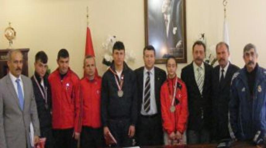 Halterde T&uuml;rkiye şampiyonları &ouml;d&uuml;llendirildi