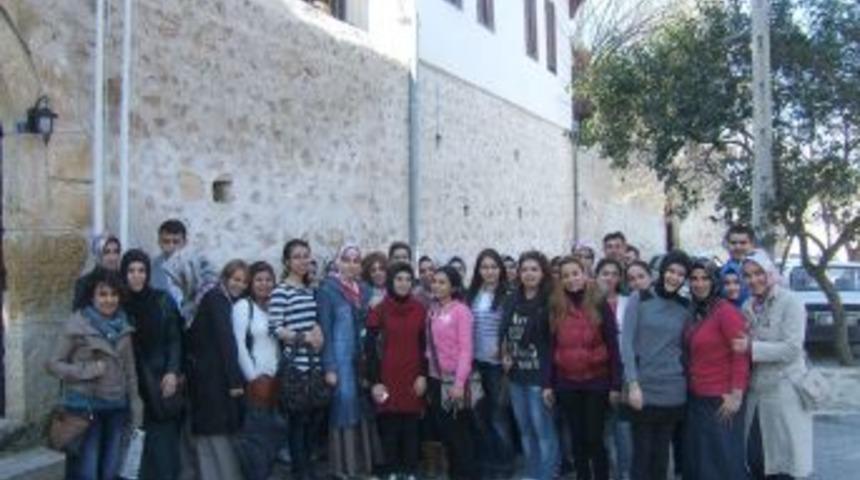 &Uuml;niversiteli gen&ccedil;ler Kozan&rsquo;a hayran kaldı