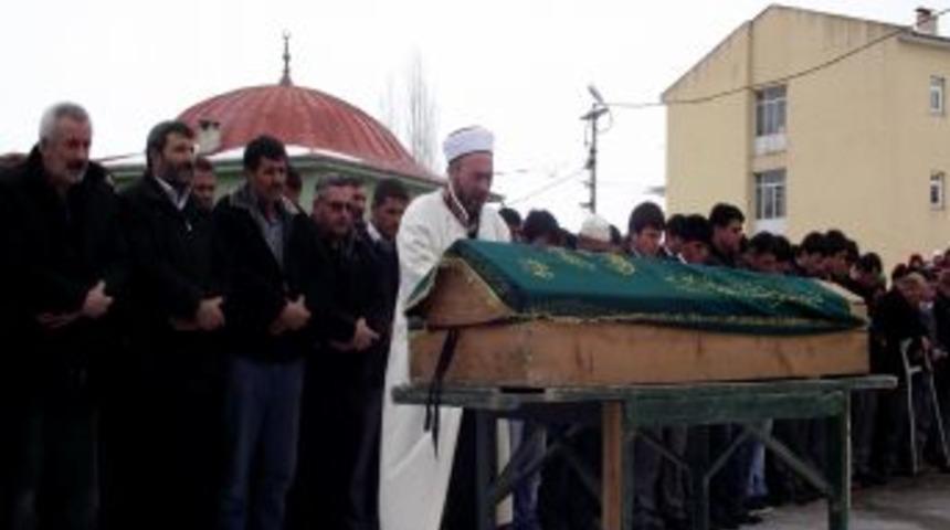 Kalbine yenik d&uuml;şen &ouml;ğrenci toprağa verildi