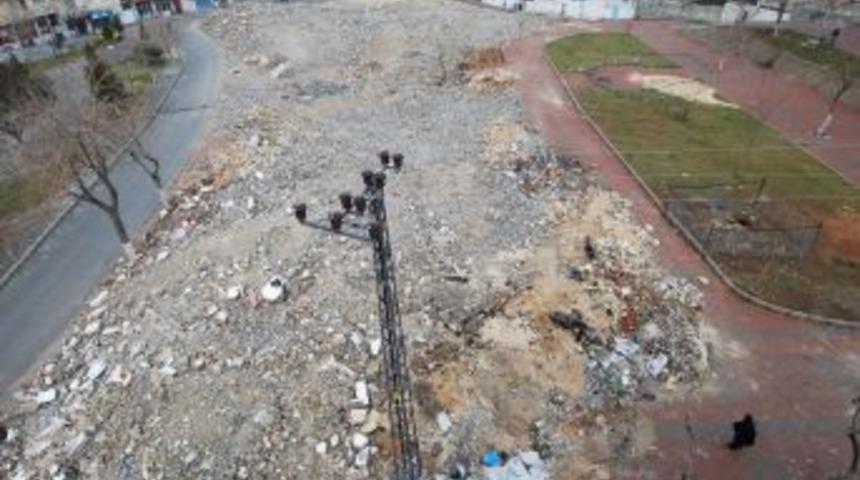 Mağara &uuml;zerindeki evler yıkıldı, mahalleliye pazar yeri yapılıyor