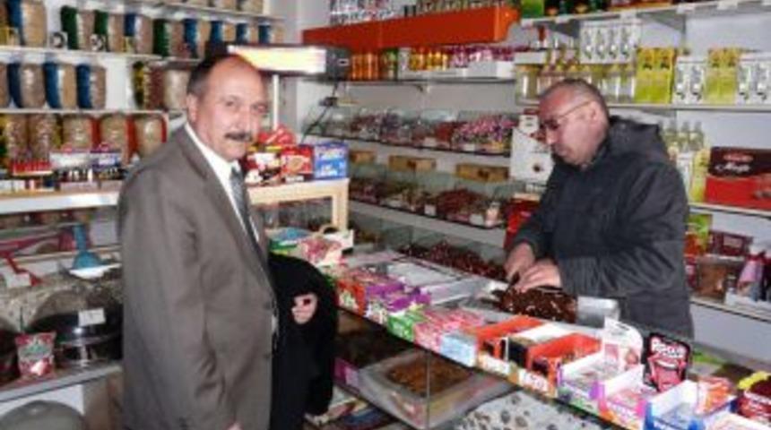 Çayıralan’da 25 yıllık kuruyemişçi büyük ilgi görüyor