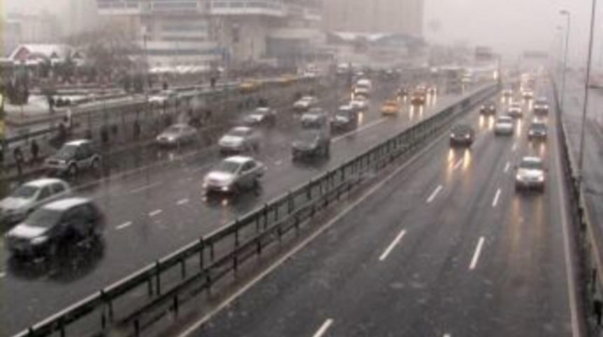 İstanbul&rsquo;da kar yağışı yeniden başladı