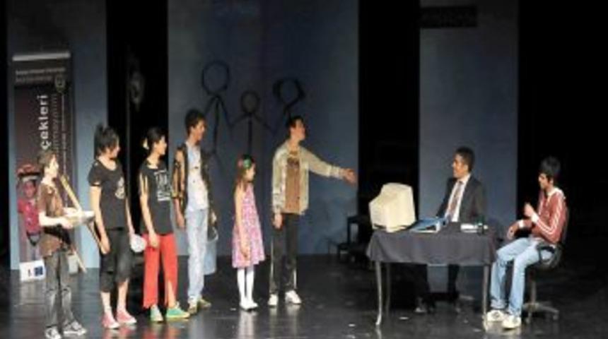 Polisler sokak &ccedil;ocuklarıyla birlikte tiyatro oyunu sahneledi