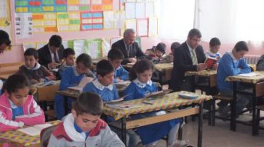 Kaymakam Batmaz, sınıfta &ouml;ğrencilerle birlikte kitap okudu