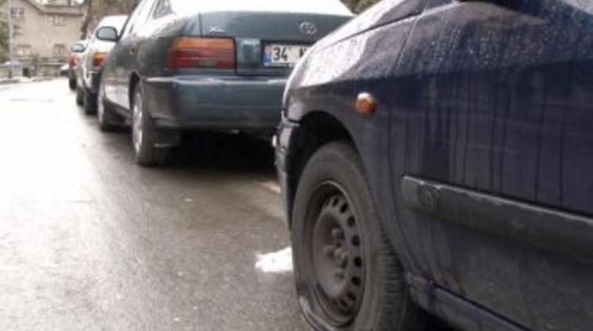 Kadık&ouml;y'de &ccedil;ok sayıda otomobilin lastiği kesildi