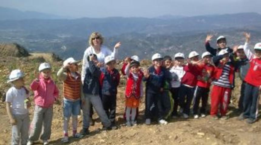 &Ouml;ğrencilerin ağa&ccedil; dikme sevinci